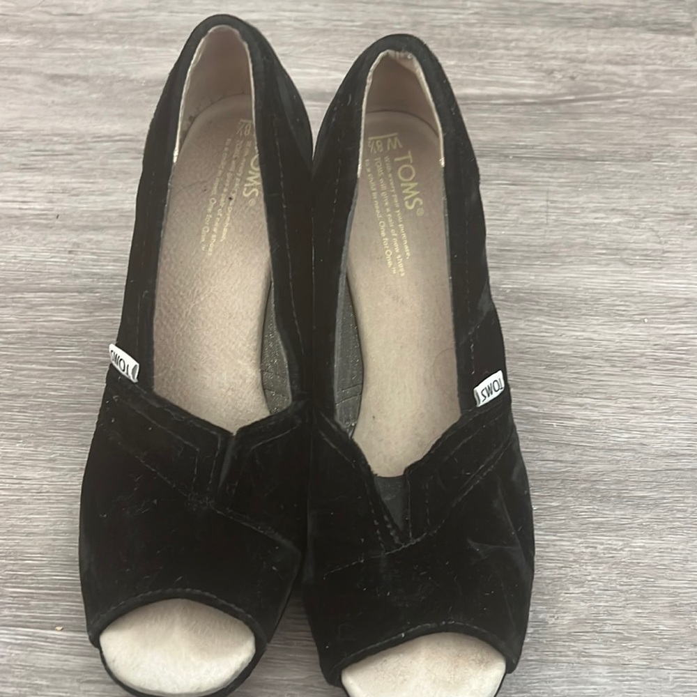 Black Tom’s open toe shoes